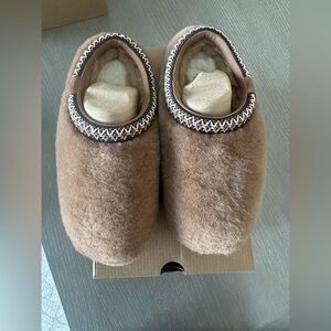 UGG Tasman Maxi Curly Slippers size 4 - chestnut New in Box